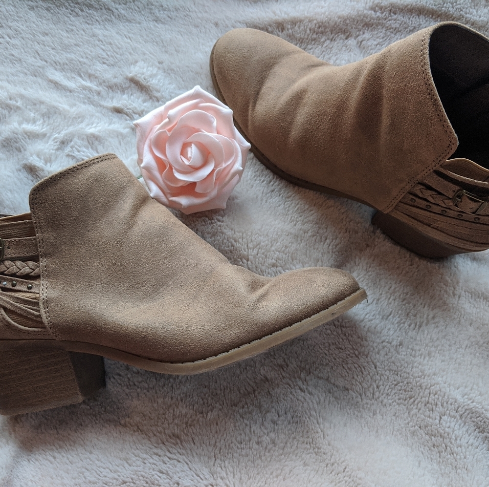 Fergalicious booties 🌺